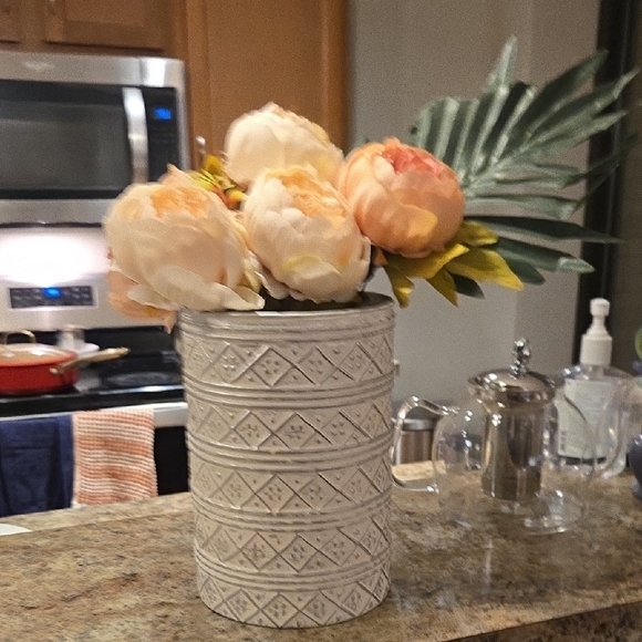 Elegant Silver and Cream Vase Handmade Look - Picture 5 of 6